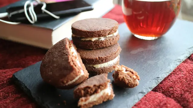 1. Membawa Kue atau Bingkisan