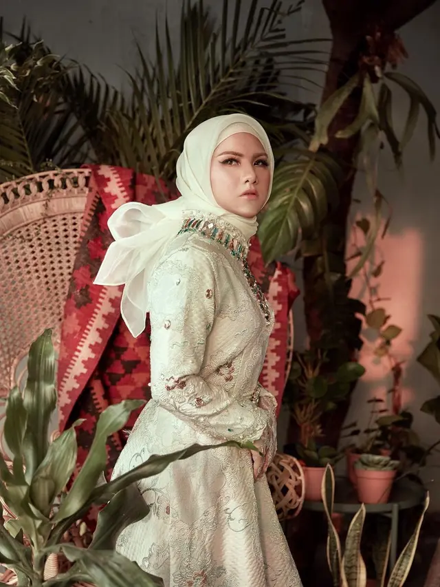 Meski Berkesan Tomboi, Ini 5 Potret Evelin Ketika Memakai Hijab