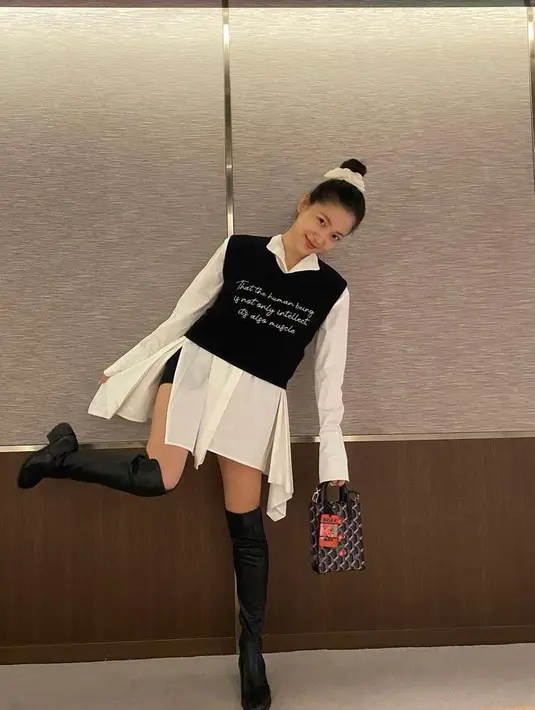 OOTD monokrom ala Yeri Red Velvet ini bisa kamu tiru. Padukan vest hitam dengan oversized shirt warna putih. Kenakan pula knee-high boot agar look makin chic. (Instagram/yerimiese).
