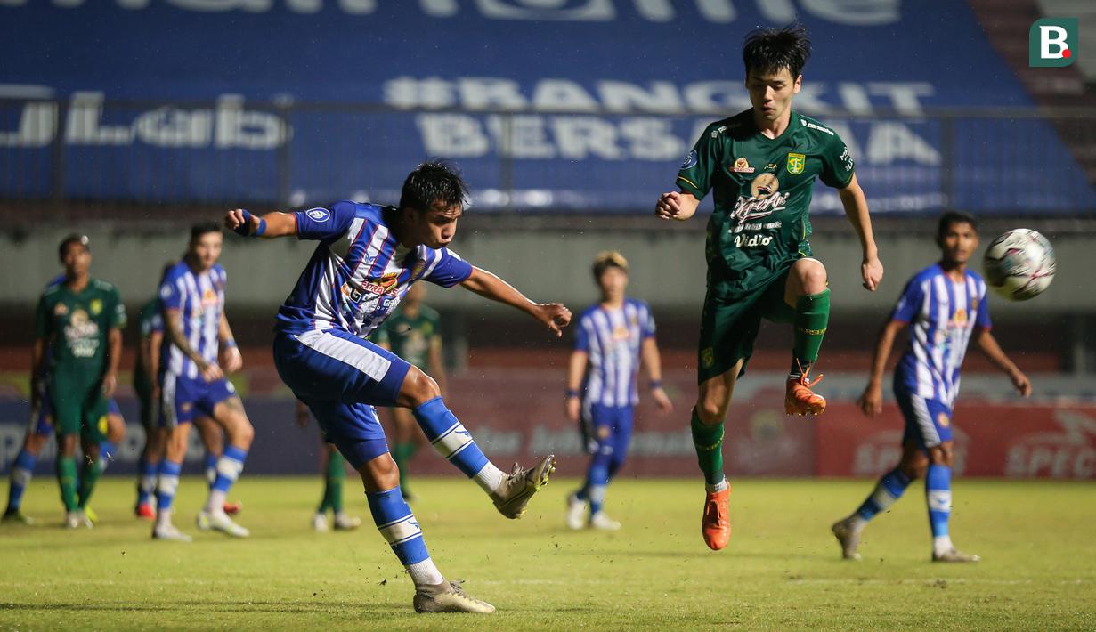 Pemain Persiraja Banda Aceh, M. Nadhiif Rizqi Firdaus (kiri) menghalau bola dibayangi pemain Persebaya Surabaya, Taisei Marukawa dalam laga pekan ke-10 BRI Liga 1 2021/2022 di Stadion Maguwoharjo, Sleman, Minggu (31/10/2021). (Bola.com/Bagaskara Lazuardi)