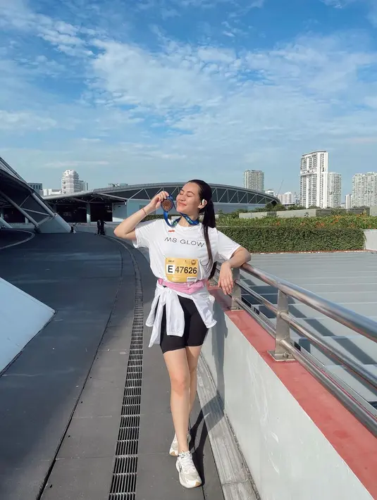 "Walaupun kadang capek banget rasanya tapi tetap optimis gamau berhenti sampai finish," tulisnya. [Foto: Instagram/aaliyah.massaid]