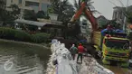 Alat berat dikerahkan untuk membuat tanggul untuk mencegah banjir di kawasan Perumahan Pantai Mutiara, Jakarta, Sabtu (4/6). Akibat tanggul jebol kawasan tersebut tergenang dengan ketinggian 50-60 sentimeter. (Liputan6.com/Gempur M Surya)