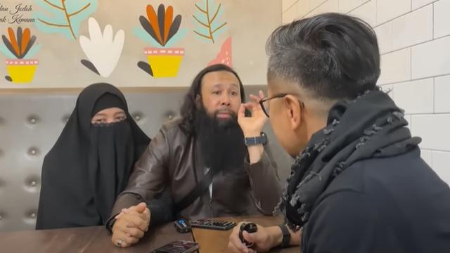 Reza Abdul Jabbar bersama Peggy Melati Sukma (YouTube - CeritaUntungs)