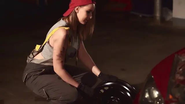 [Bintang] Kata Astrologer: Cewek dari 5 Zodiak Ini Bisa Ganti Ban Sendiri