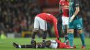 Pemain Manchester United, Romelu Lukaku terbaring usai benturan dikepala saat melawan Southampton pada lanjutan Premier League di Old Trafford, Manchester, (30/12/2017). MU hanya bermain imbang 0-0.  (AFP/Oli Scarff)