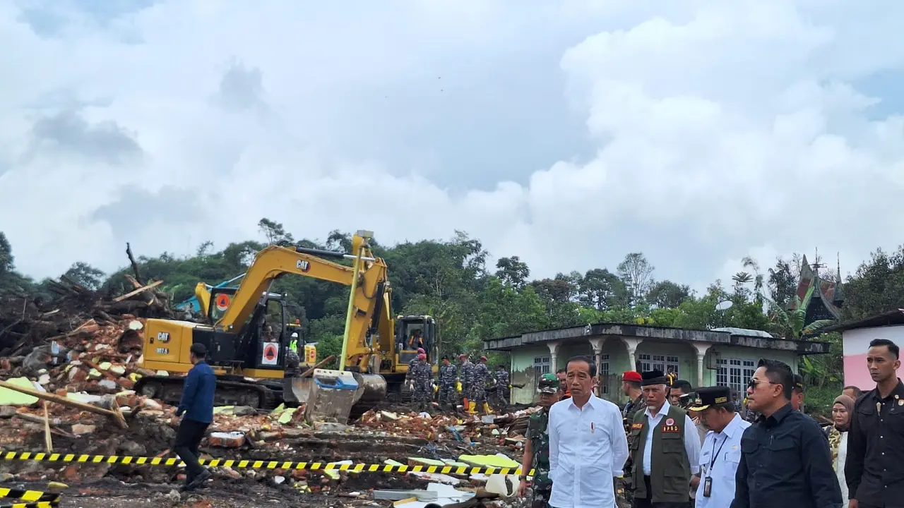 Presiden Jokowi meninjau lokasi banjir lahar dingin di Nagari Bukik Batabuah, Kabupaten Agam, Sumatera Barat, Selasa (21/5/2024).