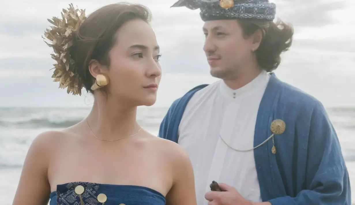 Banyak dari penggemar, menyebut bahwa pasangan ini sangat cocok dan serasi. Sama-sama berkarier di dunia akting, Dylan Carr dan Naomi Zaskia memang cukup populer di layar kaca. Dalam balutan busana Bali, pasangan kekasih ini terlihat bergitu serasi. (Liputan6.com/IG/@dylancarr8)