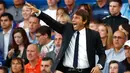 Aksi Manajer Chelsea, Antonio Conte di pinggir lapangan saat Chelsea melawan West Ham United dalam Liga Primer Inggris di Stadion Stamford Bridge, Senin (15/8). Chelsea keluar sebagai pemenang dengan skor 2-1. (REUTERS/ Eddie Keogh)
