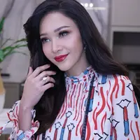 Tampilan Terbaru Maia Estianty. [@maiaestiantyreal]