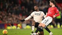 Gelandang West Ham United,  Aaron Wan-Bissaka (kiri), melanggar pemain Manchester United, Mason Mount, pada pertandingan Liga Inggris di Old Trafford, Jumat (5/12/2025) dini hari WIB. (Oli Scarff/AFP)