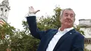Drummer Pink Floyd, Nick Mason berpose dengan latar belakang balon udara berbentuk babi yang melayang di atas Victoria and Albert Museum untuk mempromosikan "The Pink Floyd Exhibition: Their Mortal Remains" di London, Rabu (31/8). (REUTERS/Peter Nicholls)