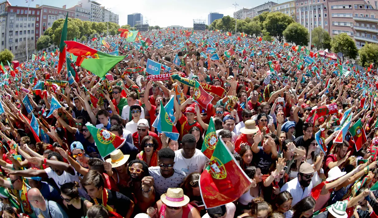 Ribuan fans Portugal meamdati jalanan merayakan kemenangan merebut trofi juara piala Eropa 2016 di jalan Alameda D. Afonso Henriques, Lisbon, Portugal, (11/7/2016).  (EPA/Antonio Cotrim)