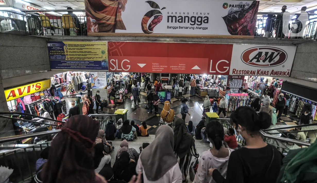 Kerumunan warga saat mengunjungi Blok A Pasar Tanah Abang, Jakarta, Minggu (2/5/2021). Kepadatan pengunjung yang ingin membeli kebutuhan untuk Lebaran tetap terjadi di Blok A dan B Tanah Abang meski petugas gabungan telah berjaga di pintu masuk guna mencegah kerumunan. (merdeka.com/Iqbal S Nugroho)