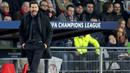 Pelatih Atletico Madrid, Diego Simeone, memberikan instruksi kepada anak asuhnya saat melawan PSV Eindhoven. Pada laga itu pelatih asal Argentina tersebut menurunkan formasi 4-4-2. (Reuters/Michael Kooren)
