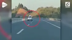 Beredar rekaman video yang menunjukkan detik-detik seorang anak laki-laki tewas diatas sunroof mobil.