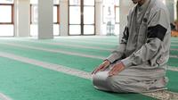 Ilustrasi salat, ibadah, muslim. (Photo by Masjid Pogung Dalangan on Unsplash)