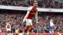 Striker Arsenal, Pierre-Emerick Aubameyang, merayakan gol yang dicetaknya ke gawang Stoke pada laga Premier league di Stadion Emirates, London, Minggu (1/4/2018). Arsenal menang 3-0 atas Stoke. (AFP/Oliver Greenwood)