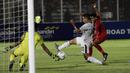 Kemelut terjadi di depan gawang Timor Leste saat melawan Indonesia pada laga Kualifikasi Piala AFC U-19 2020 di Stadion Madya, Jakarta, Rabu, (6/11/2019). Indonesia menang 3-1 atas Timor Leste. (Bola.com/M Iqbal Ichsan)