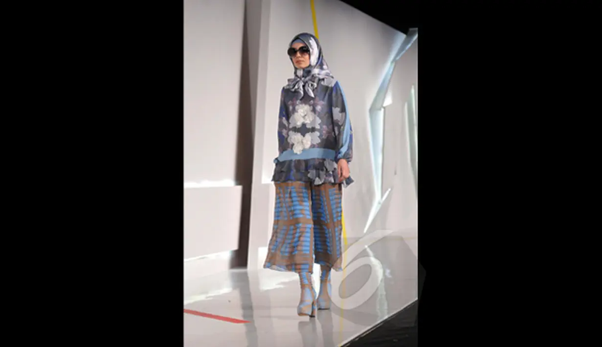 Seorang model memperagakan koleksi terbaru dari desainer Itang Yunaz bertema "Sporty dan Romantis" di JCC Senayan, Jakarta, Sabtu (27/2/2015). (Liputan6.com/Panji   Diksana)