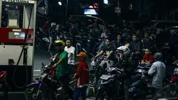 Kendaraan roda dua tampak mendominasi antrean di SPBU kawasan Pejompongan, Jakarta, Senin (17/11/2014). (Liputan6.com/Faizal Fanani)