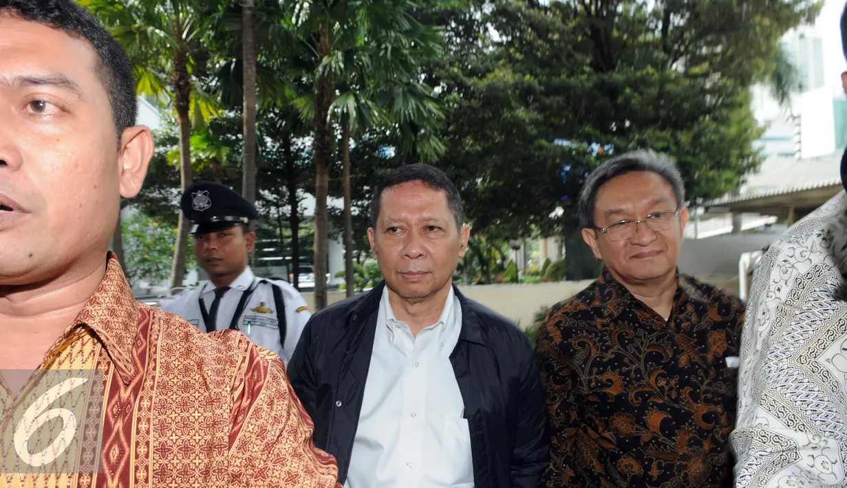 Richard Joost Lino didampingi kuasa hukumnya berjalan masuk kedalam gedung KPK, Jakarta, Jumat (5/2). RJ Lino diperiksa terkait dugaan kasus korupsi pengadaan quay container crane (QCC) tahun 2010. (Liputan6.com/Helmi Afandi)