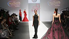 Model berjalan di catwalk pada parade fashion show yang menampilkan karya sejumlah desainer yang berpartisipasi di pembukaan Jakarta Fashion Week (JFW) 2016 di Senayan City, Sabtu (24/10/2015). (Liputan6.com/Imanuel Antonius)