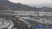 Suasana kepadatan jemaah haji di Mina. Jemaah dari seluruh dunia tinggal di Mina selama tiga hingga empat hari untuk melaksanakan ritual mabit dan lempar jumrah. (FOTO: MCH PPIH ARAB SAUDI 2023)