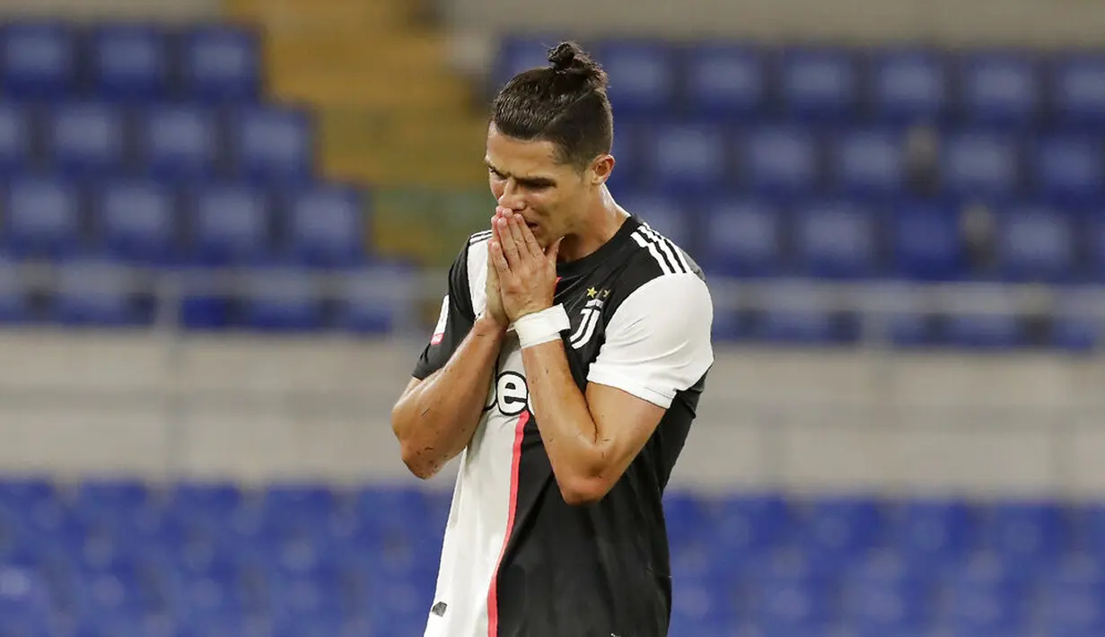 Striker Juventus, Cristiano Ronaldo, tampak kecewa usai ditaklukkan Napoli pada laga final Coppa Italia di Stadion Olympic, Roma, Rabu (17/6/2020). Cristiano Ronaldo kembali gagal membawa Juventus meraih juara usai kalah adu penalti dari Napoli. (AP/Andrew Medichini)