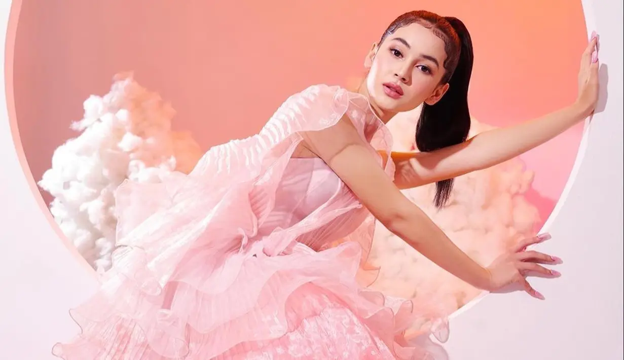 Dalam pemotretan kali ini, artis kelahiran 2007 ini terlihat begitu memesona dengan riasan flawless. Rambutnya pun ditata dengan dikuncir model ponytail. Meski tanpa senyum, pesoanya kian terpancar. (Liputan6.com/IG/@karinayasmine)