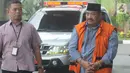 Swasta penyuap Bupati Indramayu Supendi, Carsa AS berjalan akan menjalani pemeriksaan lanjutan di Gedung KPK, Jakarta, Rabu (13/11/2019). Carsa AS diperiksa sebagai saksi untuk tersangka Bupati Indramayu, Supendi mendalami aliran dana suap. (merdeka.com/Dwi Narwoko)