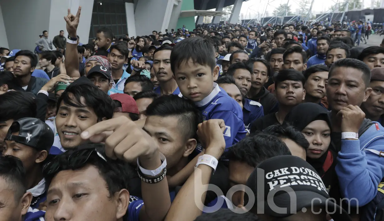 Ribuan Bobotoh mengantre untuk masuk stadion. Pada Laga Persib Bandung melawan Arema FC, 38 ribu bangku penonton stadion GBLA penuh. (Bola.com/M Iqbal Ichsan)