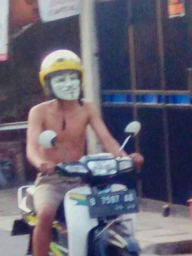 Bikin Tepuk Jidat, 7 Kelakuan Absurd Orang Saat Naik Motor