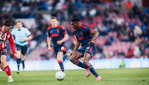 Pemain Nottingham Forest, Awoniyi Taiwo, mencoba melepaskan diri dari penjagaan bek Sunderland pada lanjutan Liga Inggris 2025/2026, Sabtu (25/4/2026) dini hari WIB. (Dok. X/Taiwo Awoniyi)