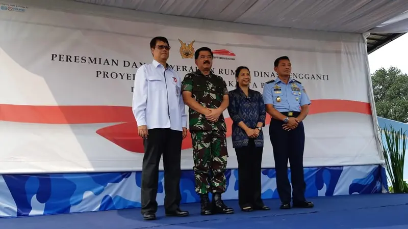 TNI AU menerima serah terima kunci rumah dinas pengganti yang terelokasi proyek pembangunan kereta cepat Jakarta-Bandung. (Dok Kementerian BUMN)