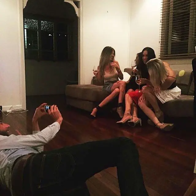 8 Potret Kocak Kala Cowok Rela Susah Payah Ambil Foto Pacarnya