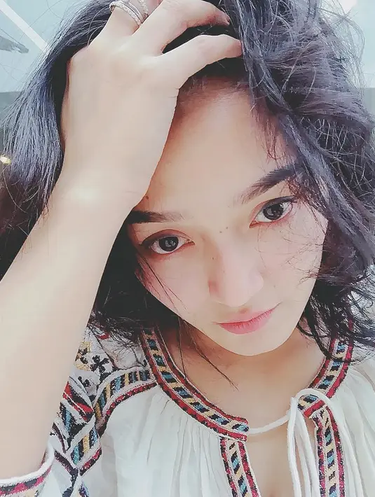 Meskipun kurang istirahat, akan tetapi Siti Badriah tetap tampak cantik memesona. Memang wanita berusia 26 tahun ini punya wajah cantik yang natural. (Foto: instagram.com/sitibadriahh)