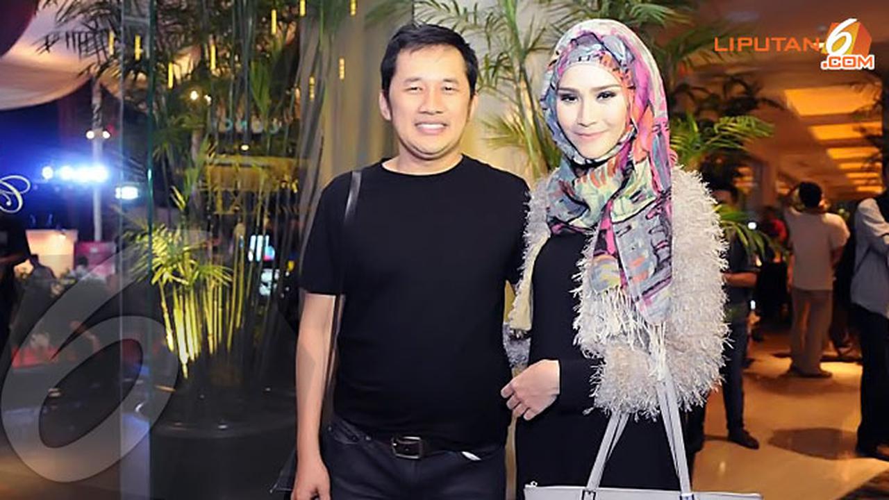 Zaskia Adya Mecca dan Hanung Bramantyo