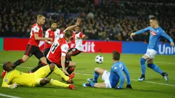 Striker Napoli, Piotr Zielinski, berusaha membobol gawang Feyenoord pada laga Liga Champions di Stadion Kuip, Rotterdam, Rabu (6/12/2017). Feyenoord menang 2-1 atas Napoli. (AP/Peter Dejong)