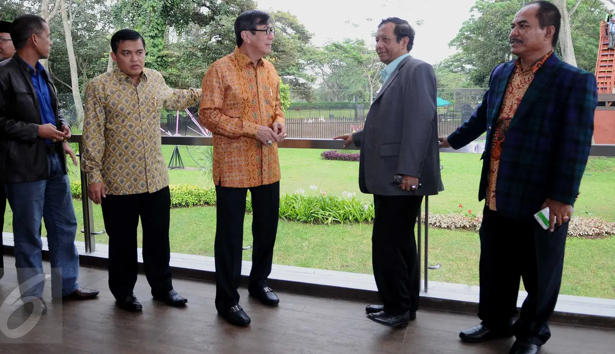 Menkumham, Yasonna Laoly, Mohammad Mahfud M.D dan para pakar ahli hukum berbincang usai rapat koordinasi di Bogor, Jawa Barat, Sabtu (24/9). Pemberian remisi pada koruptor harusnya dilakukan hakim saat vonis di pengadilan. (Liputan6.com/Gempur M Surya).