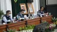 Gubernur Jawa Barat Ridwan Kamil tidak mengizinkan kerumunan massa saat perayaan pergantian tahun dan penyambutan baru 2021 mendatang, untuk menghindari peningkatan laju peningkatan Covid-19. (Liputan6.com/Jayadi Supriadin)