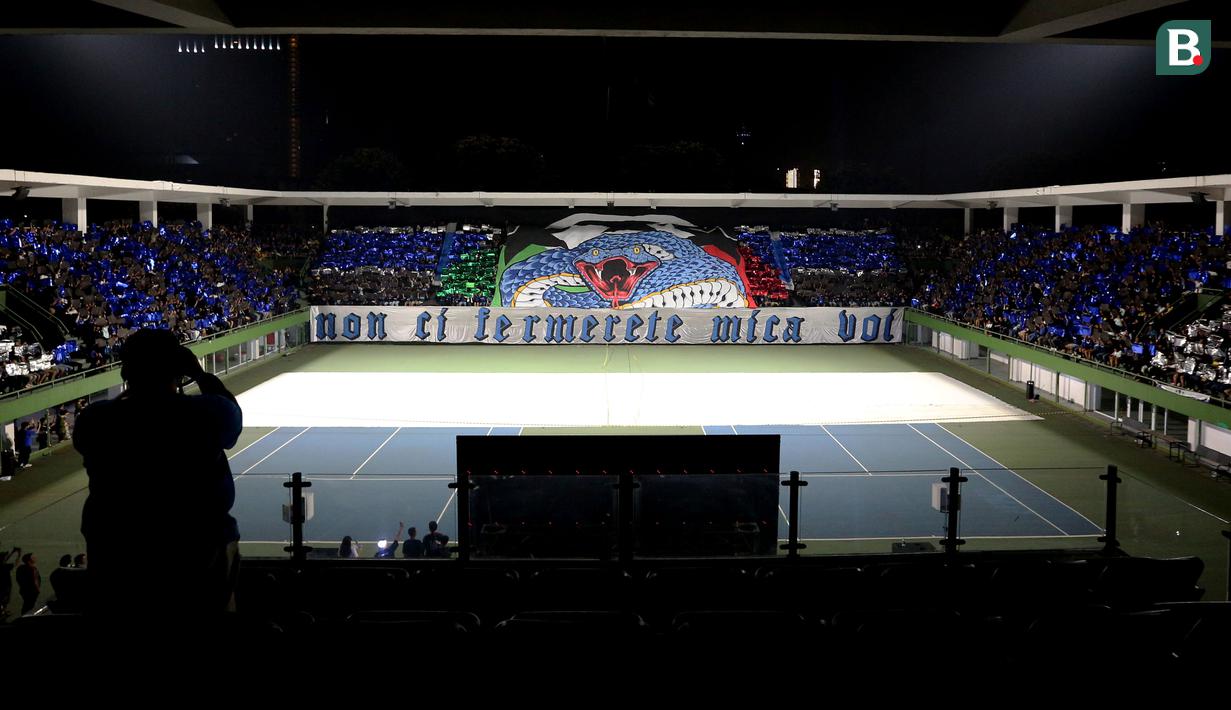 Anggota komunitas Inter Club Indonesia (ICI) memamerkan koreografi dahsyat disela-sela kegiatan nonton bareng final Liga Champions 2022/2023 antara Inter Milan vs Man City di Tennis Indoor Senayan, Jakarta, Minggu (11/6/2023) dini hari WIB. (Bola.com/Bagaskara Lazuardi)