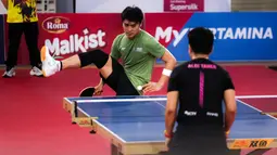 Selebritas Rizky Billar (kiri) berusaha mengembalikan bola ke arah Aldi Taher pada laga tenis meja Turnamen Olahraga Selebriti Indonesia (TOSI) di GOR UNJ, Jakarta, Minggu (16/07/2023). Rizky Billar menang tiga set langsung atas Aldi Taher dengan skor 21-12, 21-15, 21-11. (Bola.com/Bagaskara Lazuardi)