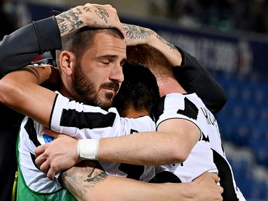 Bek Juventus, Leonardo Bonucci, berpelukan dengan rekannya usai berhasil menaklukkan Bologna pada laga Liga Italia di Stadion Renato-Dall'Ara, Minggu (23/5/2021). Juventus menang dengan skor 4-1. (AFP/Andreas Solaro)