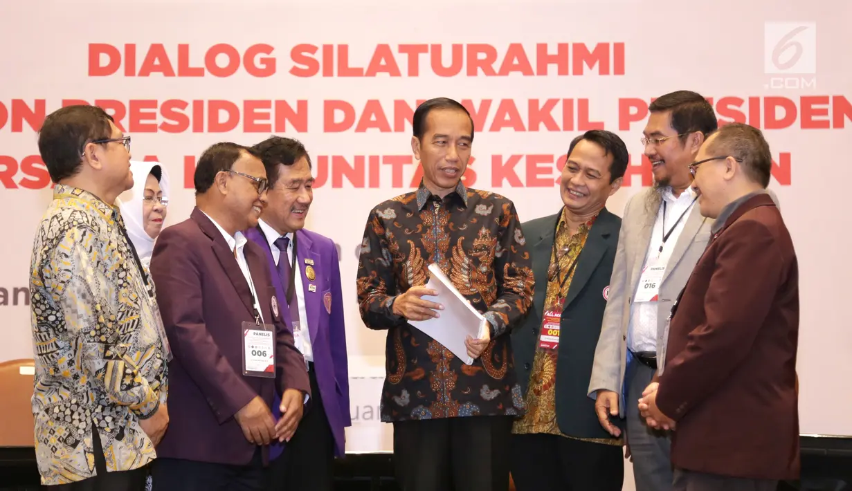 Calon Presiden nomer urut 01 Joko Widodo berbincang dengan perwakilan Komunitas Kesehatan, di Gedung Bidakara, Jakarta, Kamis (28/2). Jokowi menghadiri Dialog Silaturahmi Paslon Presiden dan Wakil Presiden. (Liputan6.com/HO/Cendi Safitri)