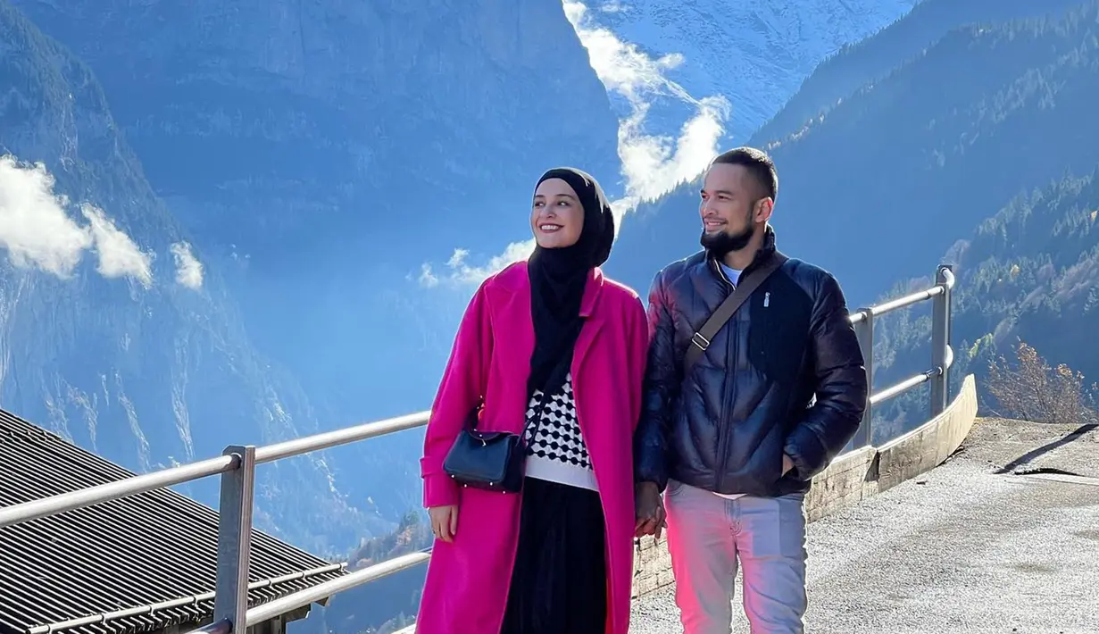 Dalam kesempatan tersebut, Shireen Sungkar dan Teuku Wisnu juga memperlihatkan kemesraan. Hal ini pun disebut-sebut oleh netizen jika keduanya tengah menikmati honeymoon kedua. (Liputan6.com/IG/@shireensungkar)