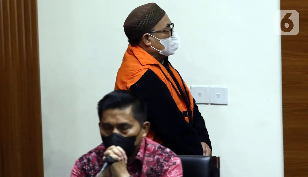 Direktur Utama PT Arsigraphi, Sugiharto sesaat sebelum rilis penahanan di Gedung KPK, Jakarta, Kamis (21/7/2022). KPK menahan Direktur Utama PT Arsigraphi, Sugiharto dan Kabid Pendidikan Khusus Dinas Pendidikan, Pemuda dan Olahraga DIY, Edy Wahyudi sebagai tersangka dugaan korupsi pekerjaan pembangunan Stadion Mandala Krida Daerah Istimewa Yogyakarta . (Liputan6.com/Helmi Fithriansyah)