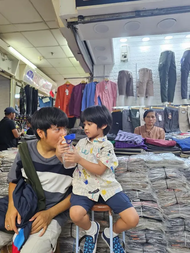 Potret Angga Yunanda bareng ‘anak’  di film Dua Hati Biru (Sumber: Instagram/@angga)