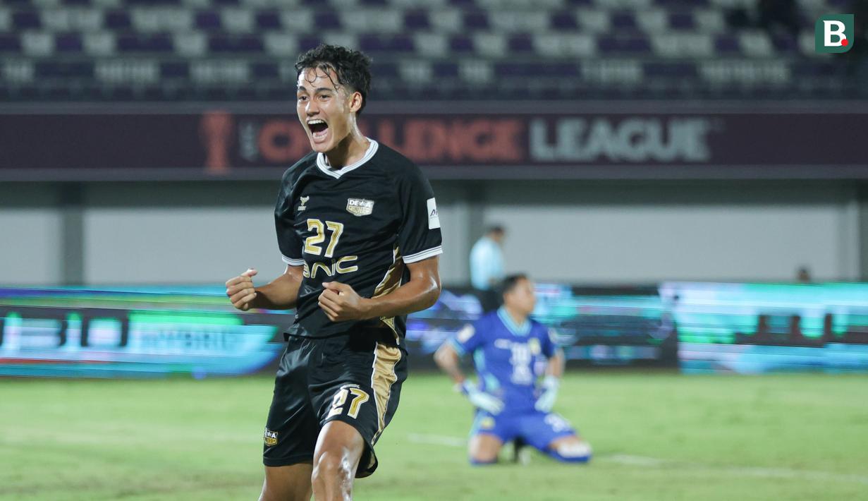 Pemain Dewa United, Rafael Struick, melakukan selebrasi setelah mencetak gol ke gawang Shan United pada matchday ketiga Grup E AFC Challange League 2025-2026 di Stadion Indomilk Arena, Tangerang, Sabtu (01/11/2025) malam WIB. (Bola.com/M Iqbal Ichsan)