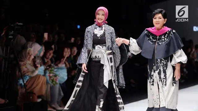 Titiek Puspa menggebrak panggung Jakarta Fashion Week 2018. Ia tampil energik dan lucu dihadapan para tamu undangan.