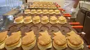 Taiyaki merupakan kue Jepang yang berbentuk seperti ikan. Taiyaki terbuat dari adonan yang dicetak menggunakan cetakan berbentuk ikan dan diisi dengan kacang merah. Tapi di Jakarta, kamu bisa menemukan taiyaki yang isinya es krim. (en.wikipedia.org)